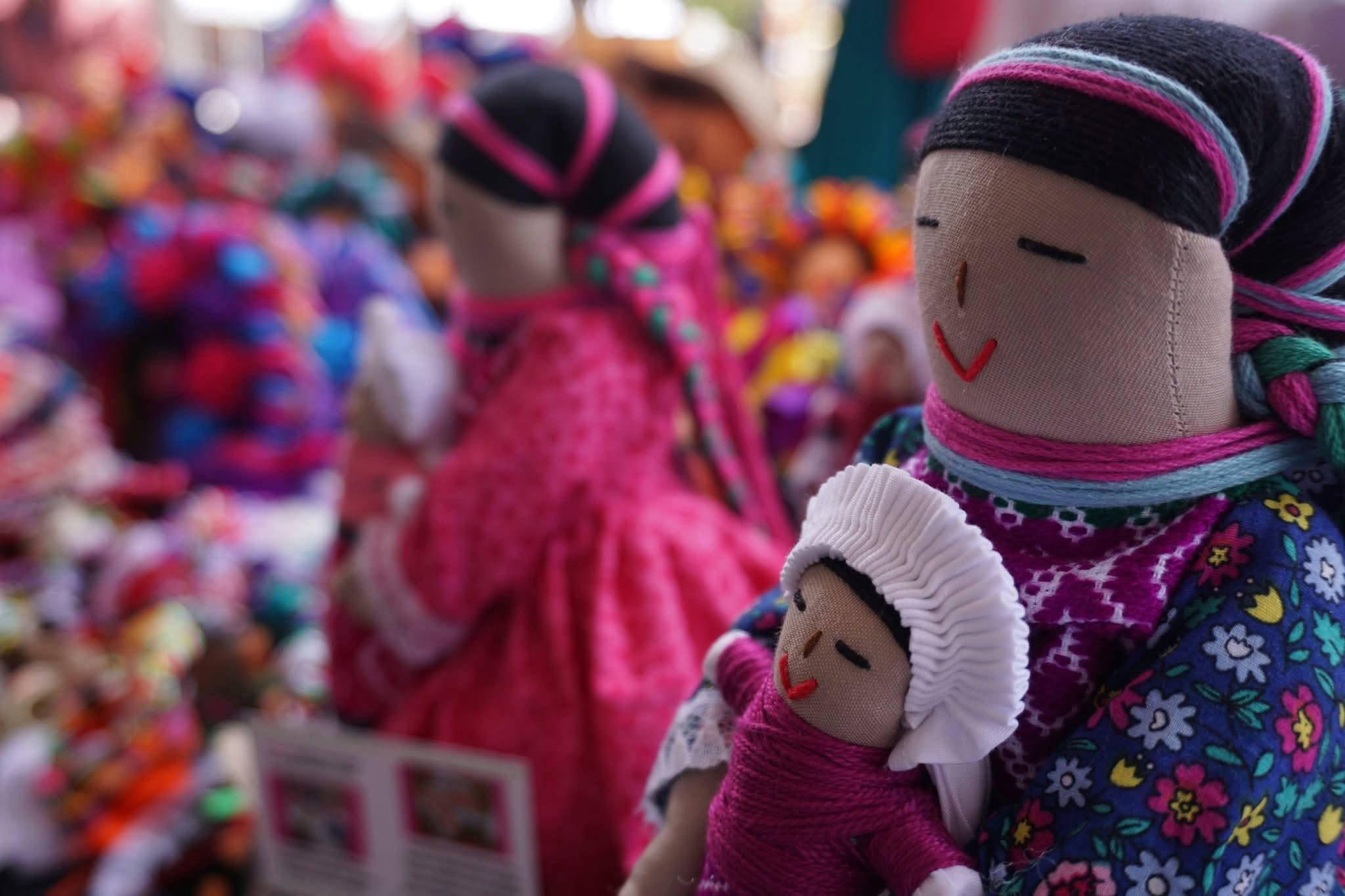 Muñecas artesanales de trapo con vestimenta tradicional mexicana
